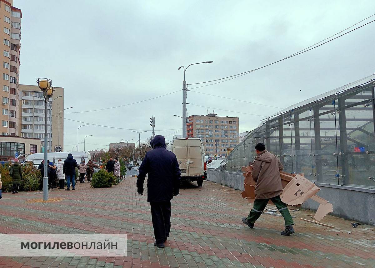 Вместо стоянки — тротуар для пешеходов. Узнали, что случилось с парковкой у ТЦ «Арбат»