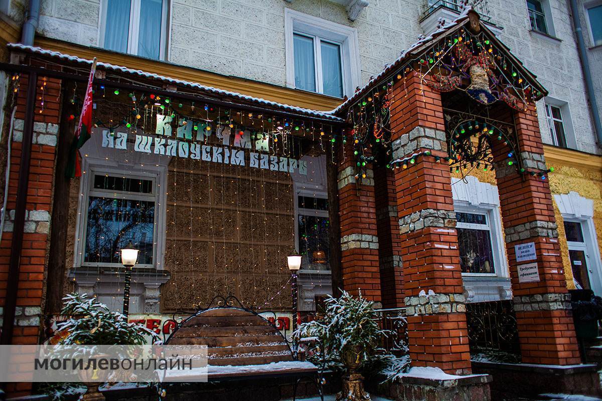 Атмосфера праздника — в каждом уголке. Посмотрите, как в преддверии Нового года выглядит Могилев