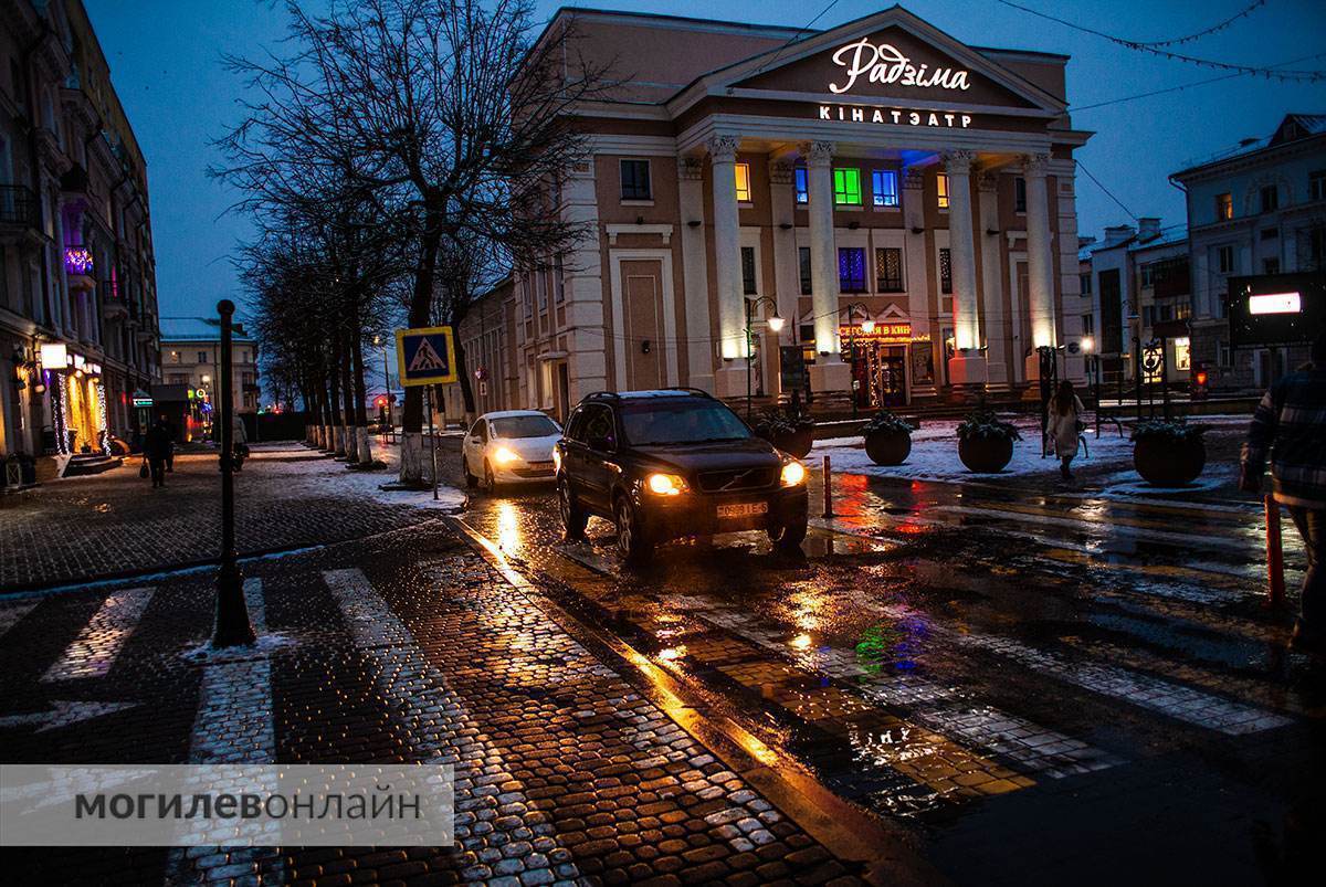 Атмосфера праздника — в каждом уголке. Посмотрите, как в преддверии Нового года выглядит Могилев