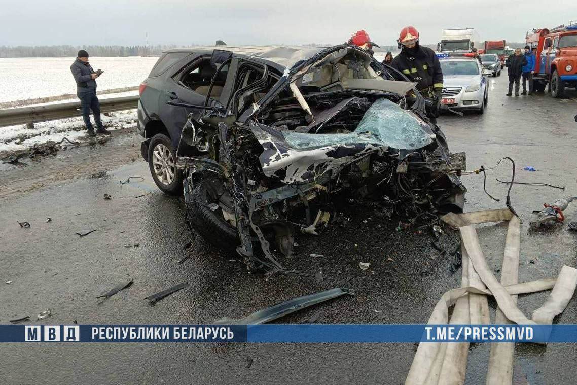 Еще одна страшная авария — под Минском столкнулись Chevrolet и BMW. Два человека погибли