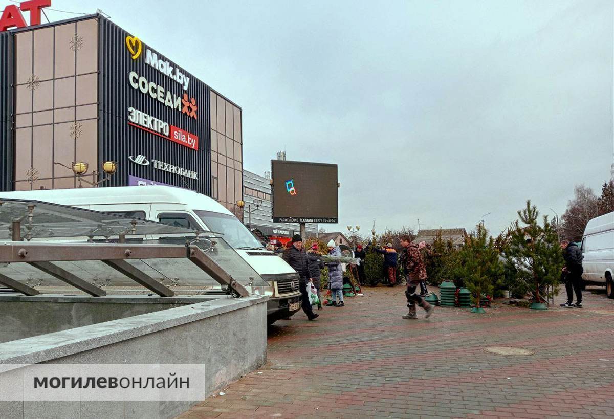 Вместо стоянки — тротуар для пешеходов. Узнали, что случилось с парковкой у ТЦ «Арбат»