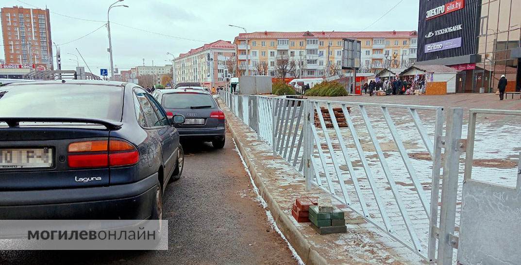 Вместо стоянки — тротуар для пешеходов. Узнали, что случилось с парковкой у ТЦ «Арбат»