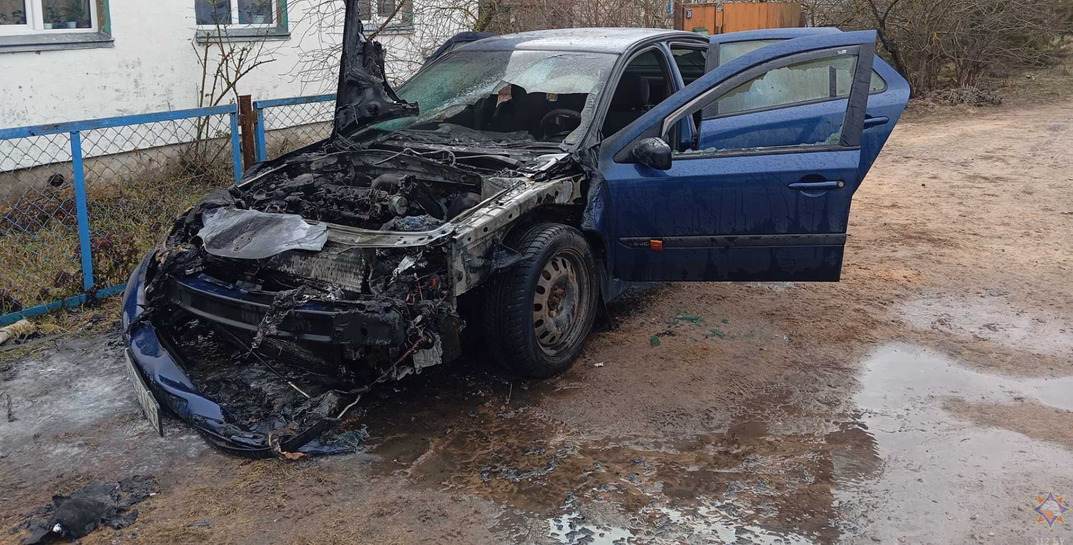 В Славгороде сгорел припаркованный у дома автомобиль