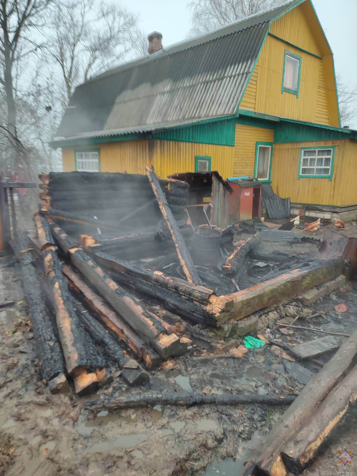 В Кировском районе хозяева оставили угли в бочке, чтобы сделать весной удобрения — в итоге лишились хозпостроек