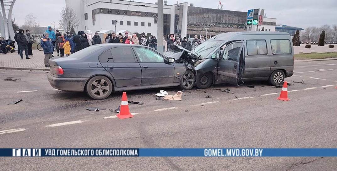 Жесткое ДТП в Гомеле: столкнулись три автомобиля, девять человек попали в больницу