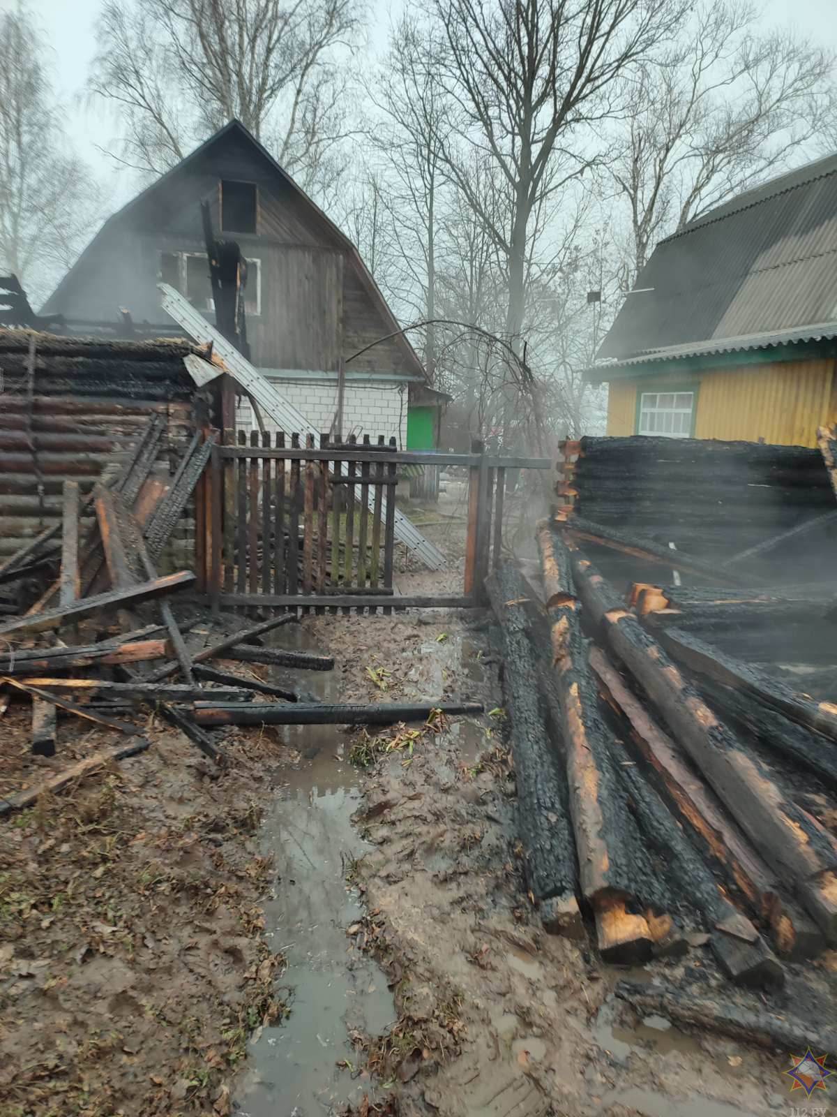 В Кировском районе хозяева оставили угли в бочке, чтобы сделать весной удобрения — в итоге лишились хозпостроек