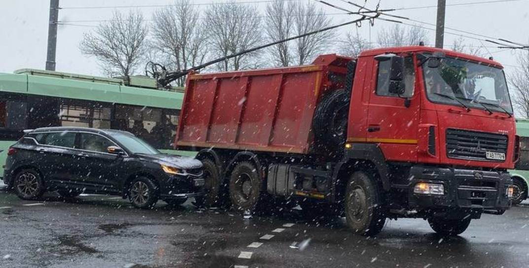 В Могилеве случилось ДТП с легковушкой и МАЗом