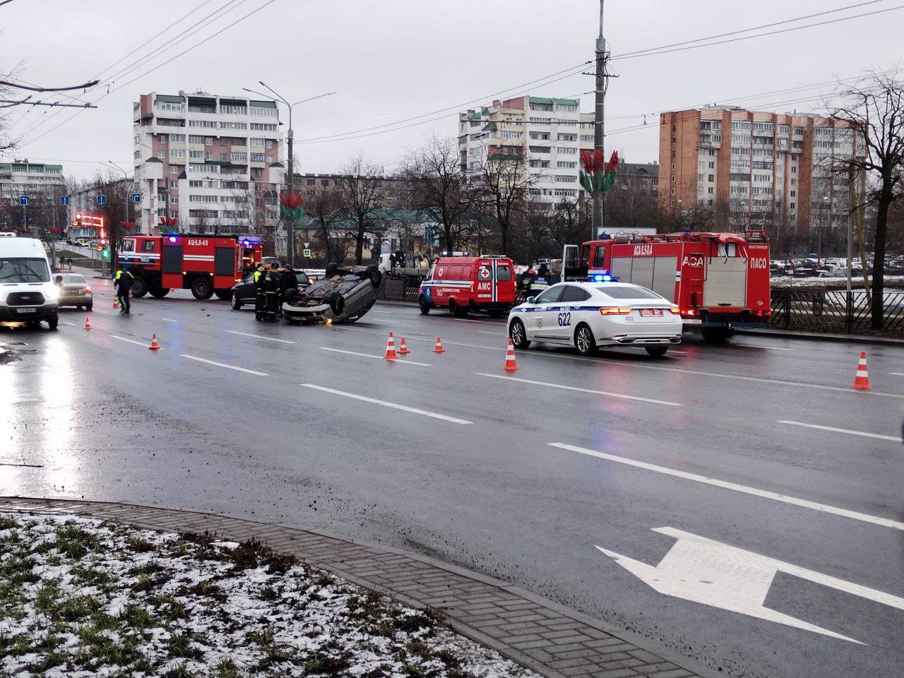 Проспект Димитрова — перевернулось авто. На дороге образовался затор