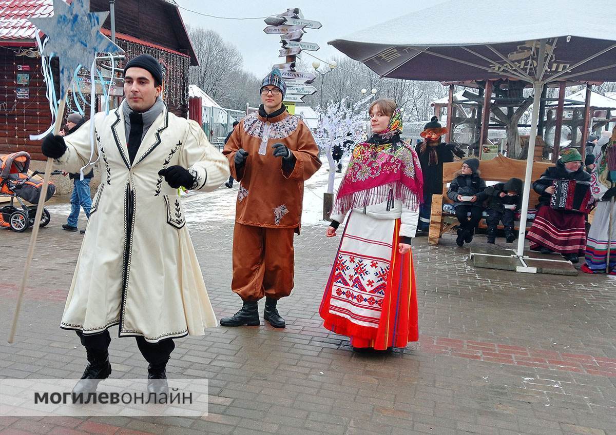 Душевно и без пафоса — в Могилевском зоосаду сегодня солдатская уха, скоморохи и песни под баян