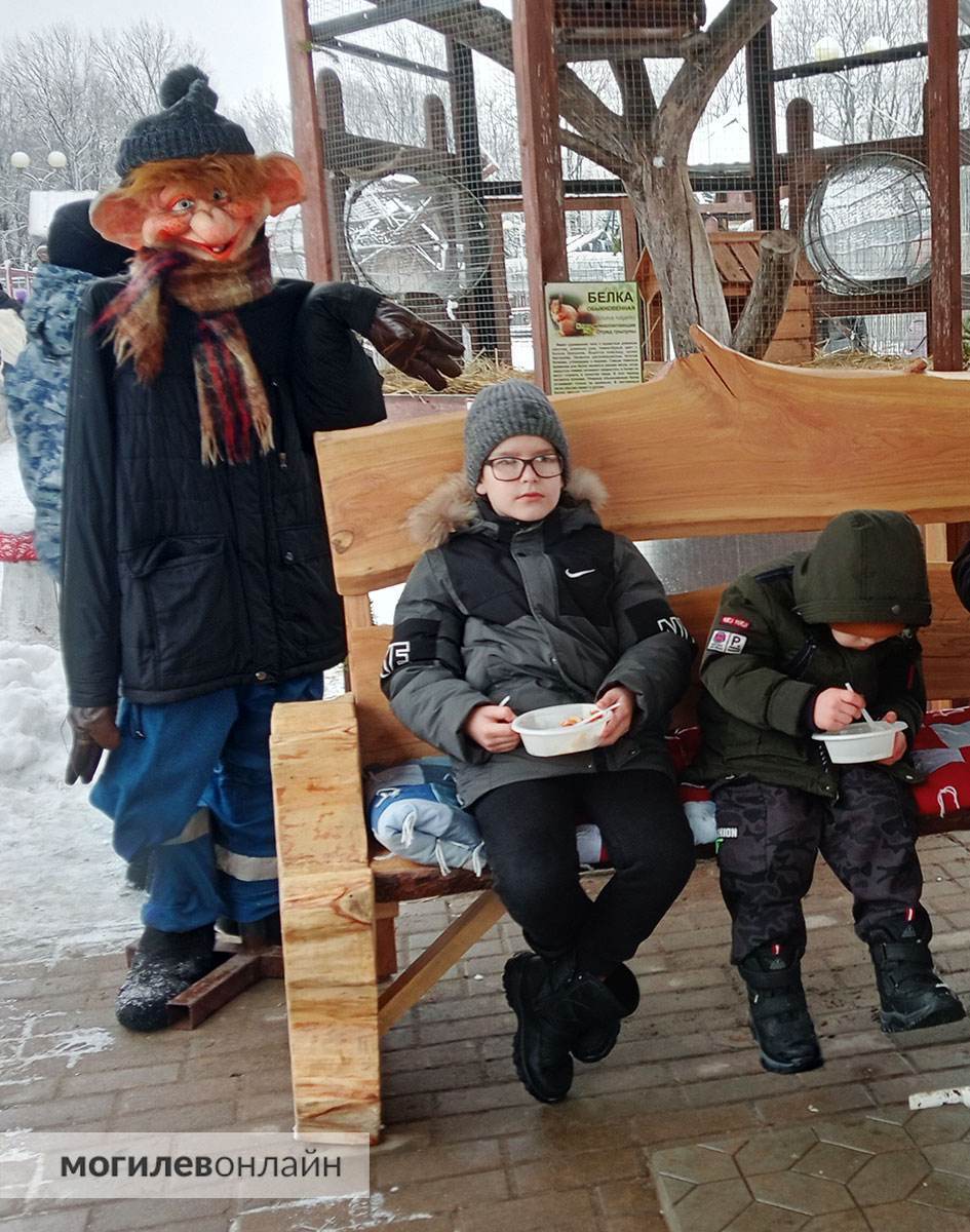 Душевно и без пафоса — в Могилевском зоосаду сегодня солдатская уха, скоморохи и песни под баян