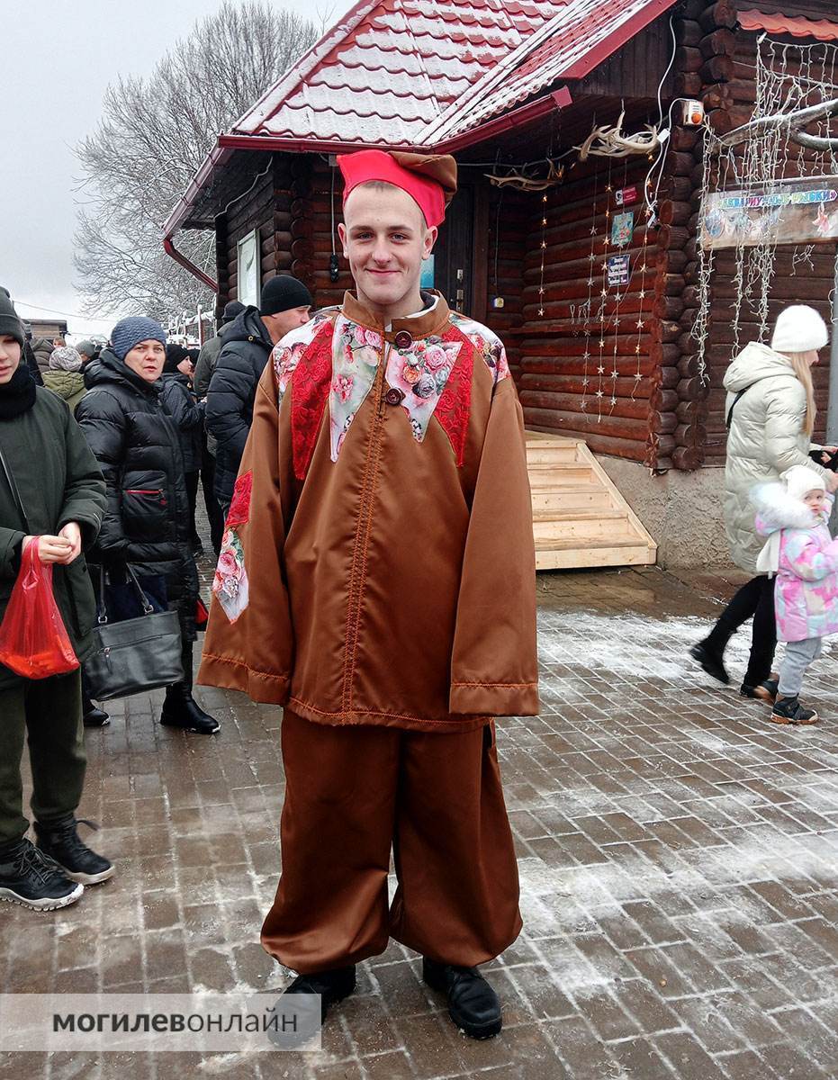 Душевно и без пафоса — в Могилевском зоосаду сегодня солдатская уха, скоморохи и песни под баян