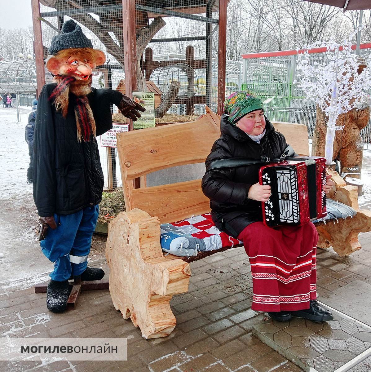 Душевно и без пафоса — в Могилевском зоосаду сегодня солдатская уха, скоморохи и песни под баян