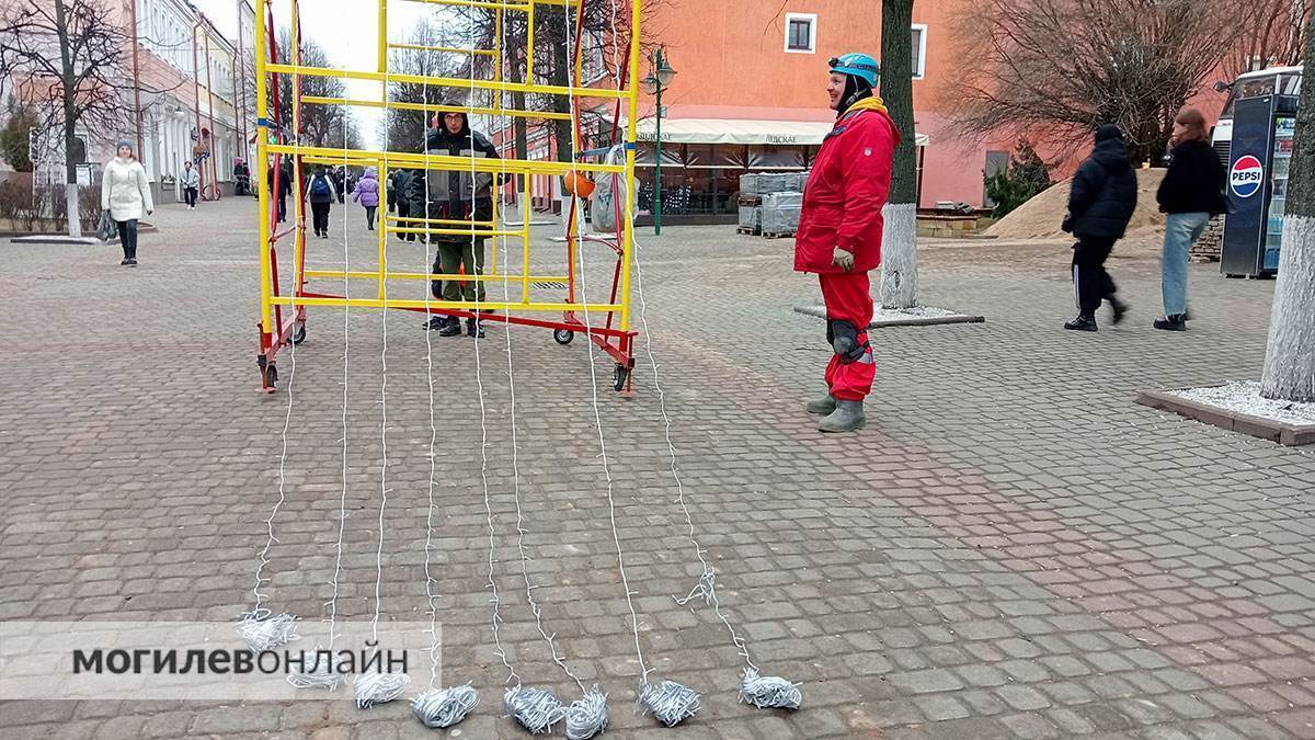 Светиться будет вся Ленинская! На улице монтируют подвесные гирлянды