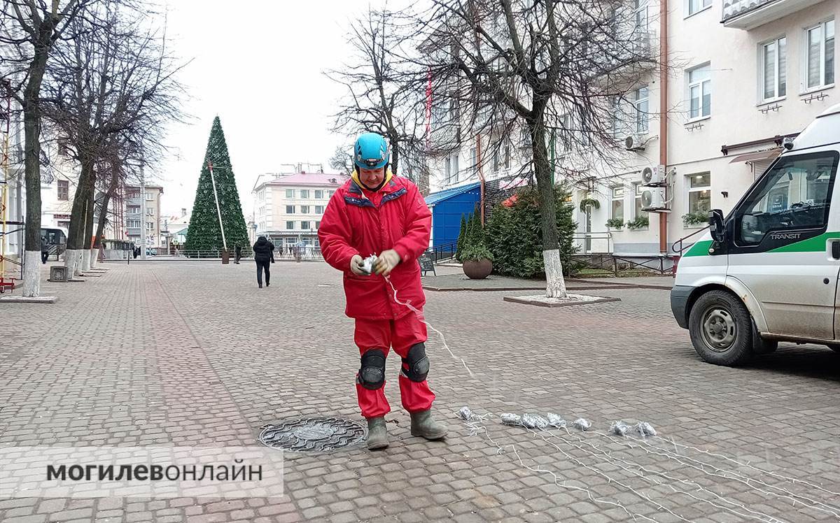 Светиться будет вся Ленинская! На улице монтируют подвесные гирлянды