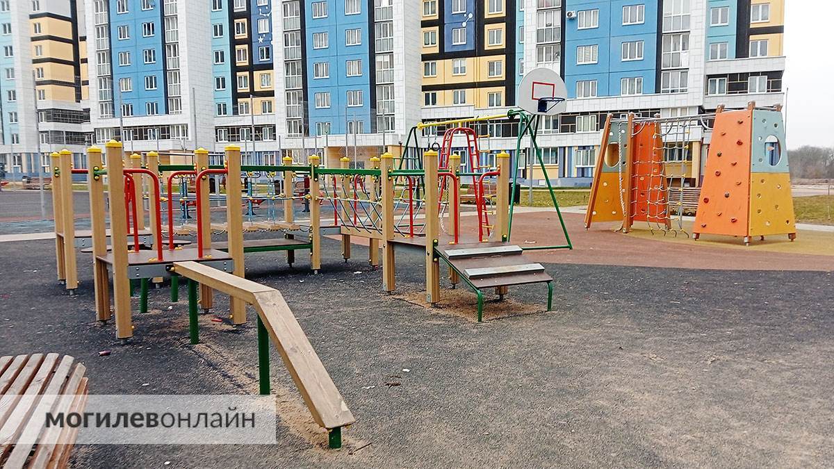 Могилевчане за свои деньги восстанавливают детские площадки, которые ломают и обрисовывают подростки. Сделано много, но шокирующий контент не исчезает
