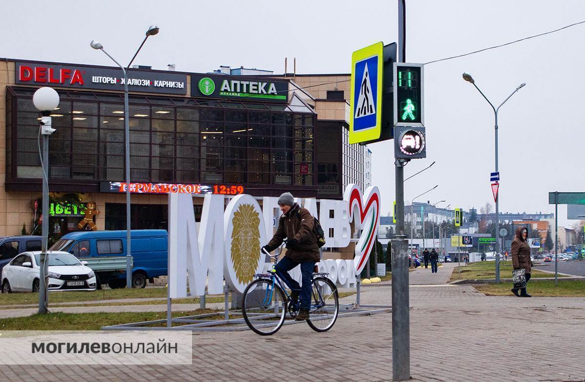 Светофоры, которые светятся белым светом, установили на двух перекрестках в Могилеве. Зачем это? 