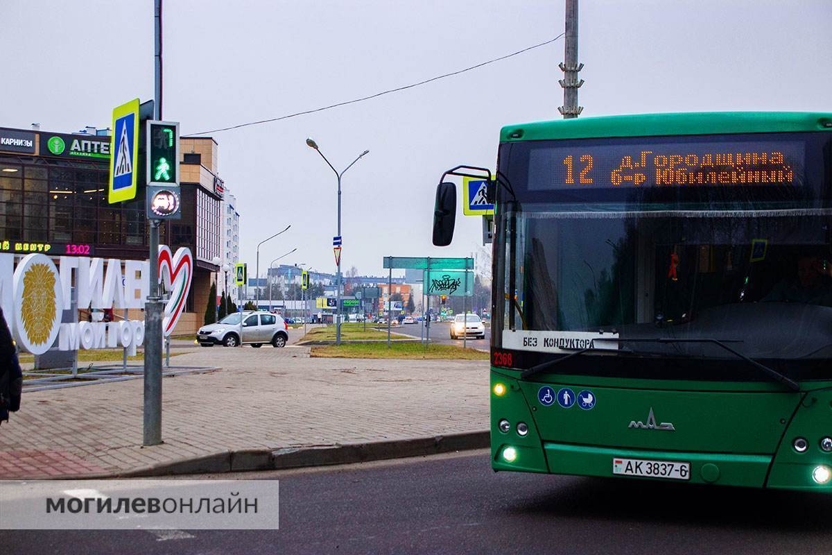 Светофоры, которые светятся белым светом, установили на двух перекрестках в Могилеве. Зачем это? 