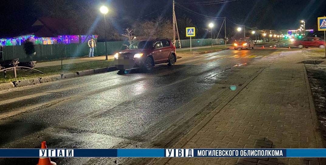 В Костюковичах под колеса легковушки попали два подростка. Парни в больнице