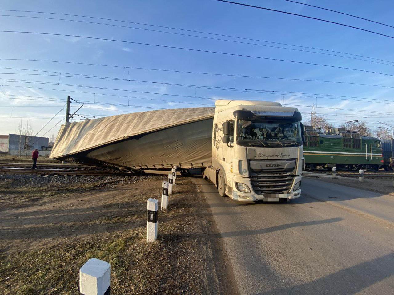 В Борисове грузовой поезд протаранил фуру, заглохшую на переезде