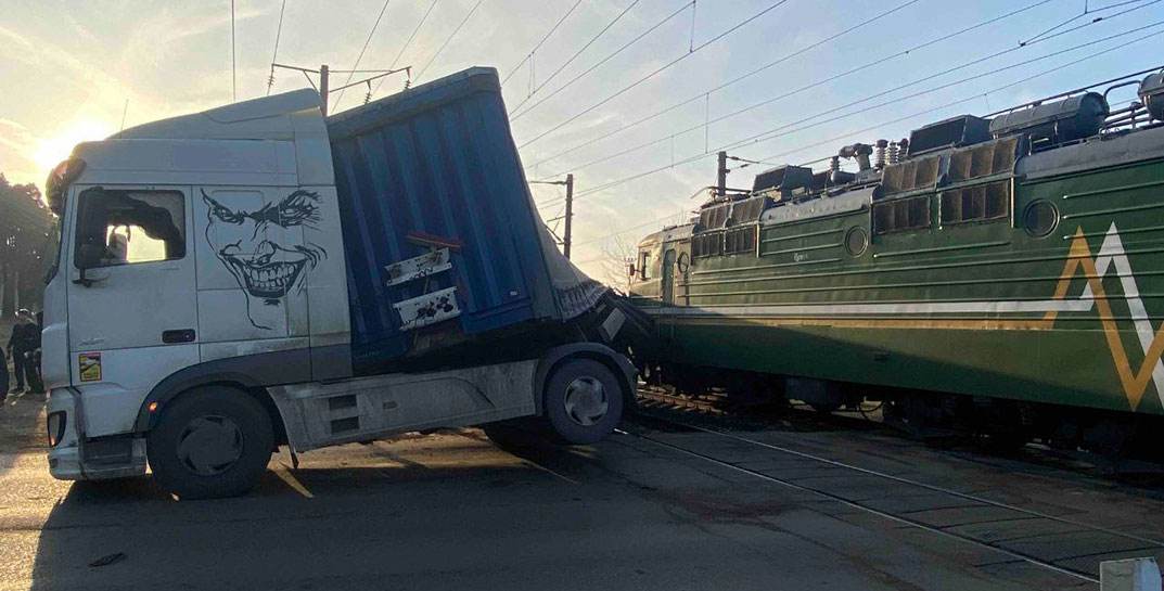 В Борисове грузовой поезд протаранил фуру, заглохшую на переезде