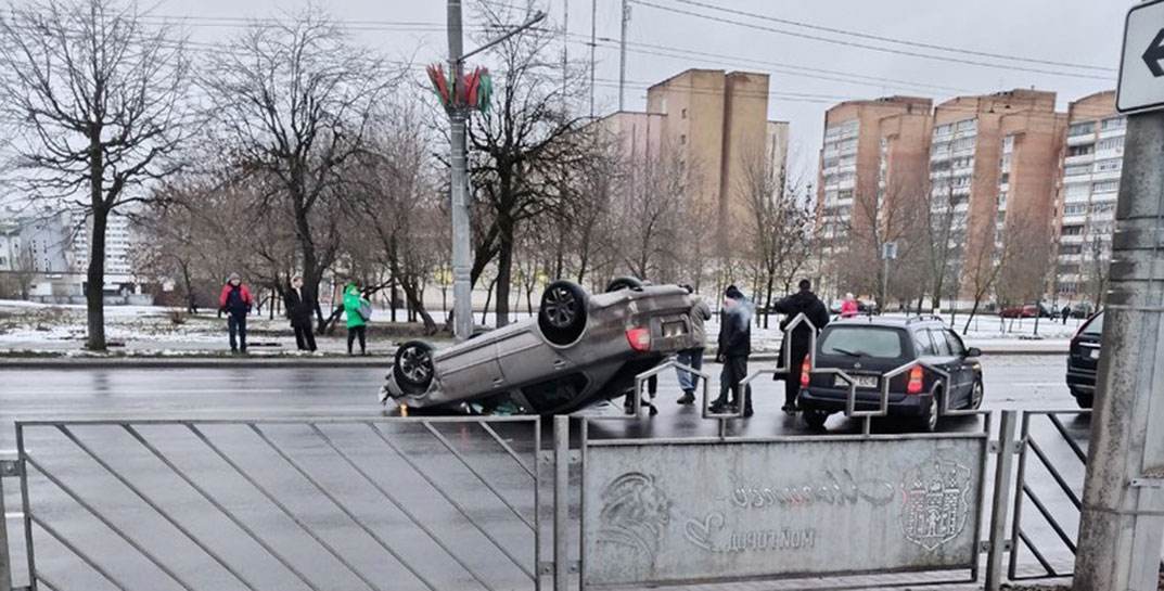 Проспект Димитрова — перевернулось авто. На дороге образовался затор