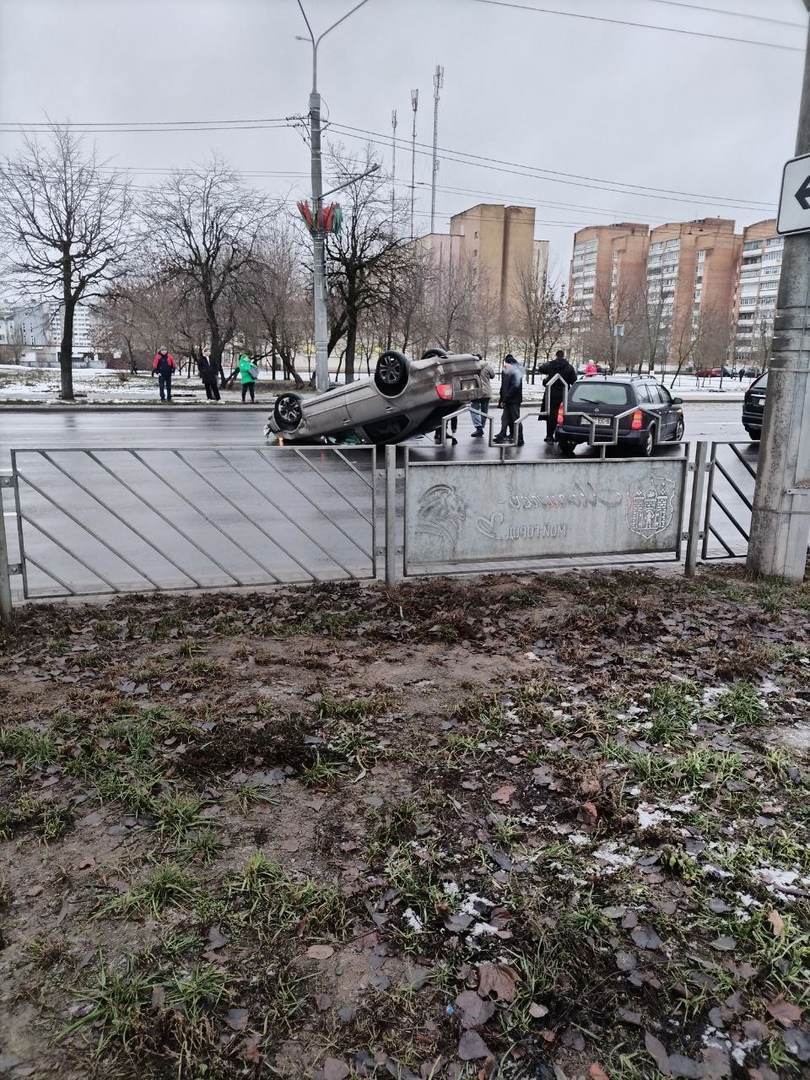 Проспект Димитрова — перевернулось авто. На дороге образовался затор 