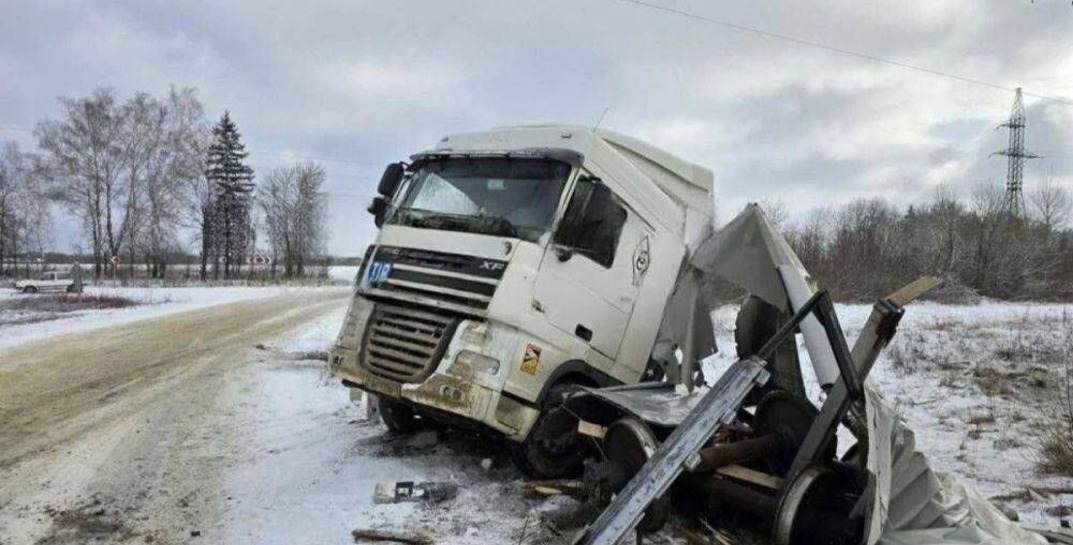 Фура из Беларуси попала под поезд в России — пострадали три человека