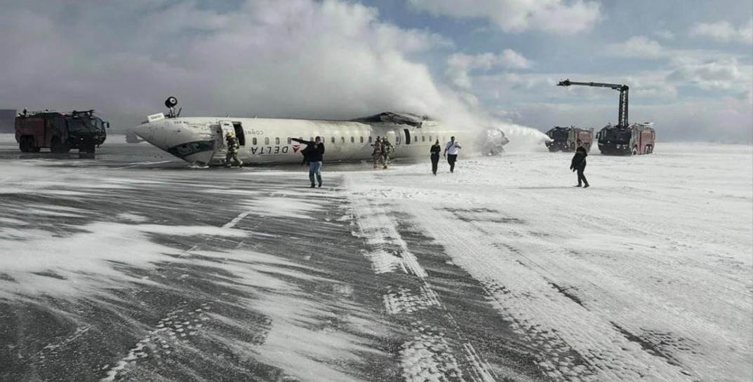 В аэропорту Торонто при посадке перевернулся пассажирский лайнер Delta Airlines