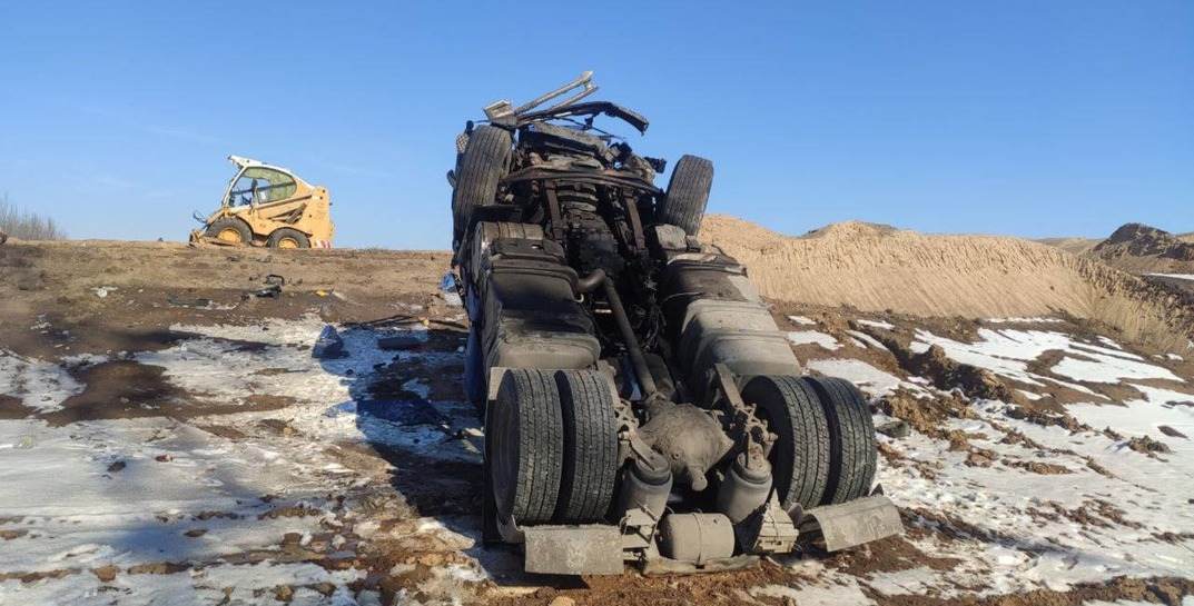 В Могилевском районе грузовик врезался в погрузчик и перевернулся