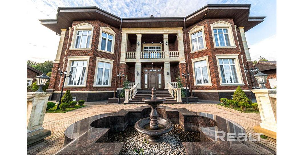 В белорусской деревне продают дом почти за $4 миллиона. Смотрите, что за он