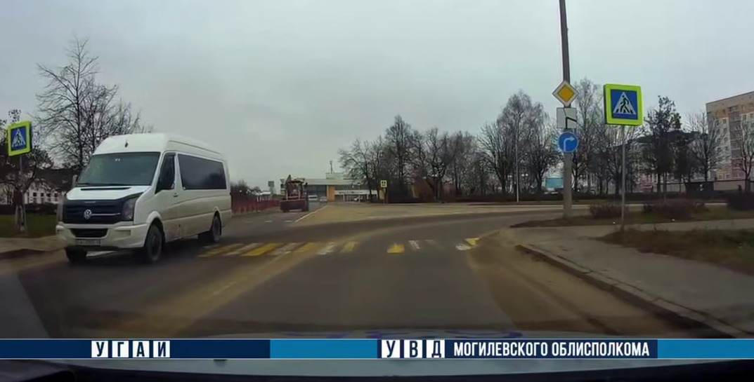 В Бобруйске водитель маршрутки нарушил правила обгона — его лишили прав на полгода