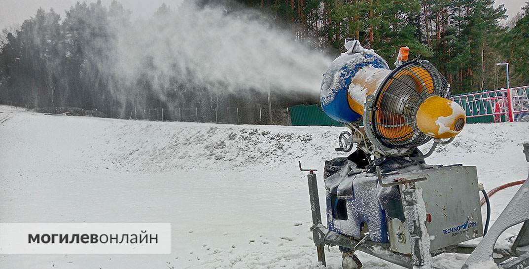 В Печерск пришла зима — там включили снежные пушки и готовят горку к выходным