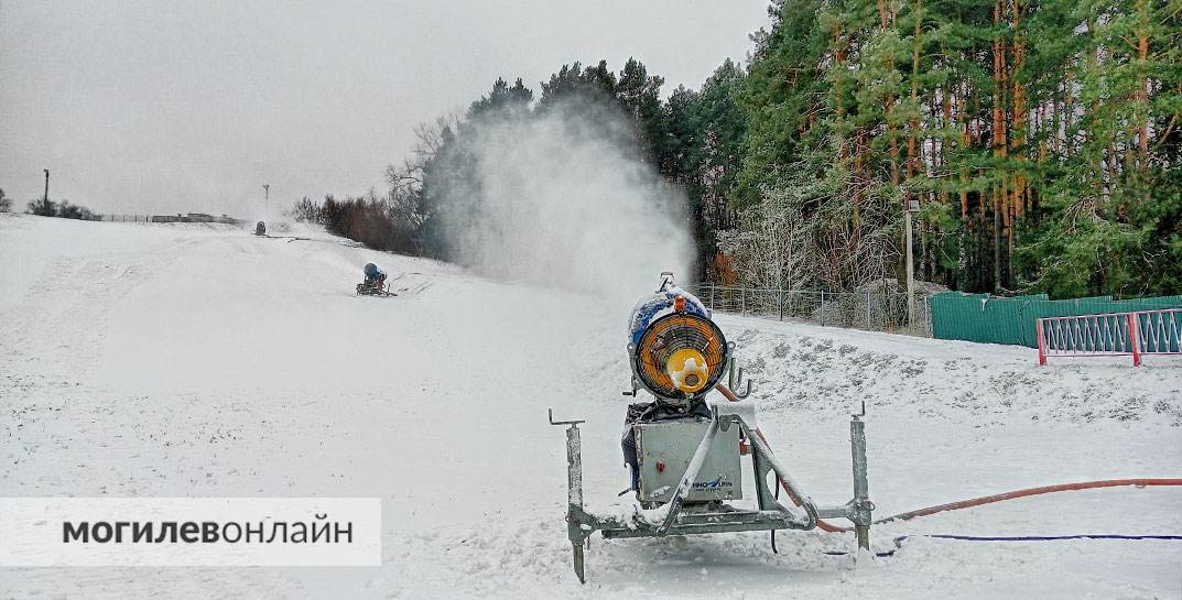 В Печерск пришла зима — там включили снежные пушки и готовят горку к выходным 