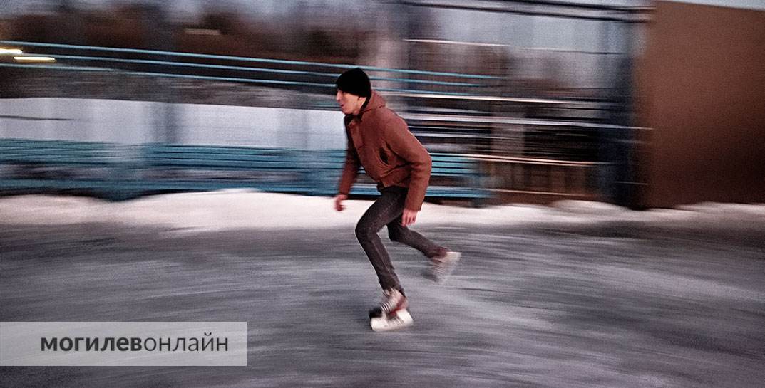 В Печерске заработал каток. Смотрите, что почем
