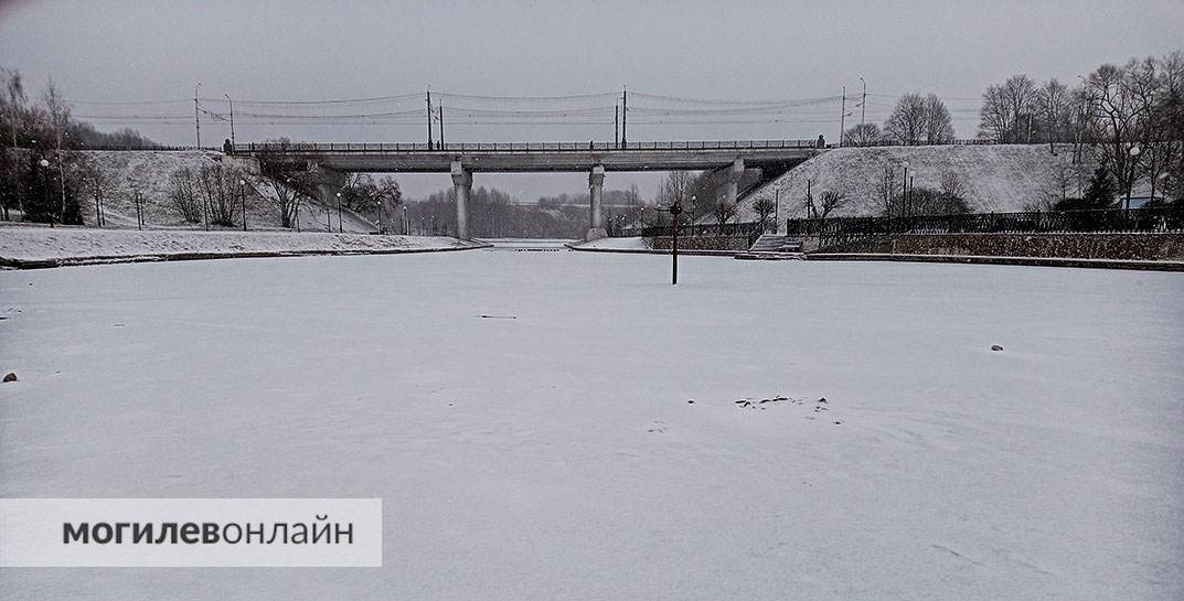 Могилевчане бьют тревогу: на Дубровенке подростки гуляют по льду
