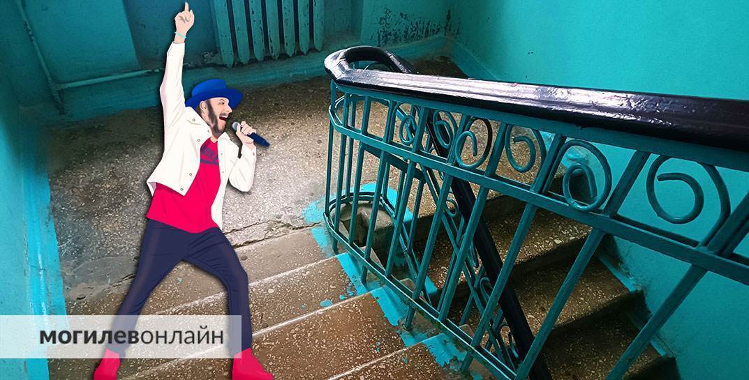 Вот это любовь! В Минске мужчина приходит под дверь к бывшей возлюбленной и поет серенады, однако ситуацией недовольны соседи