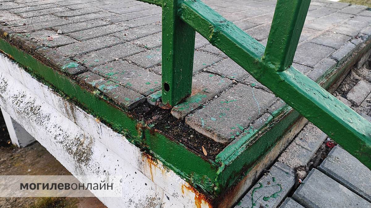 «Пока кто-нибудь не навернется». Могилевчане просят обратить внимание на аварийный мост через Дубровенку 