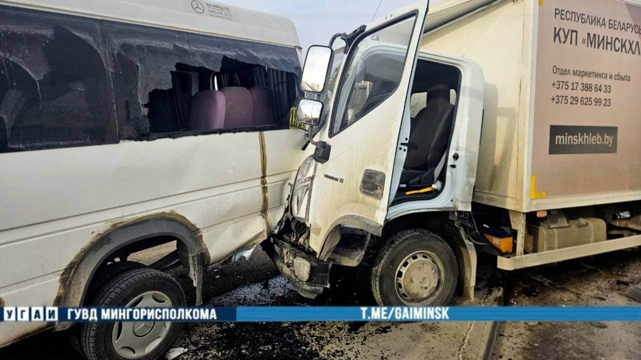 Маршрутка протаранила остановку в Минске — пять человек доставлены в больницу 