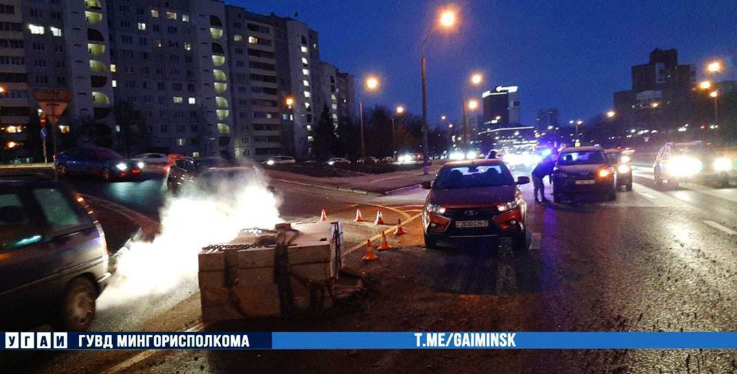 В Минске на дорогу из прицепа грузовика упали бетонные плиты