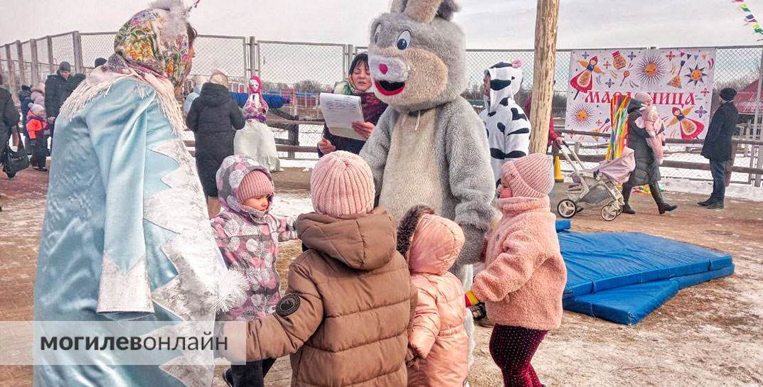 Посмотрите, как гуляют Масленицу в Могилевском зоосаде