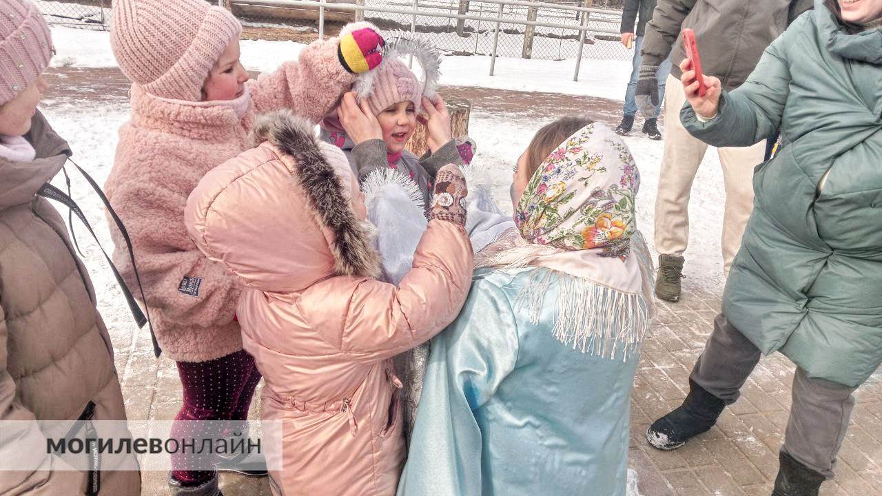 Посмотрите, как гуляют Масленицу в Могилевском зоосаде