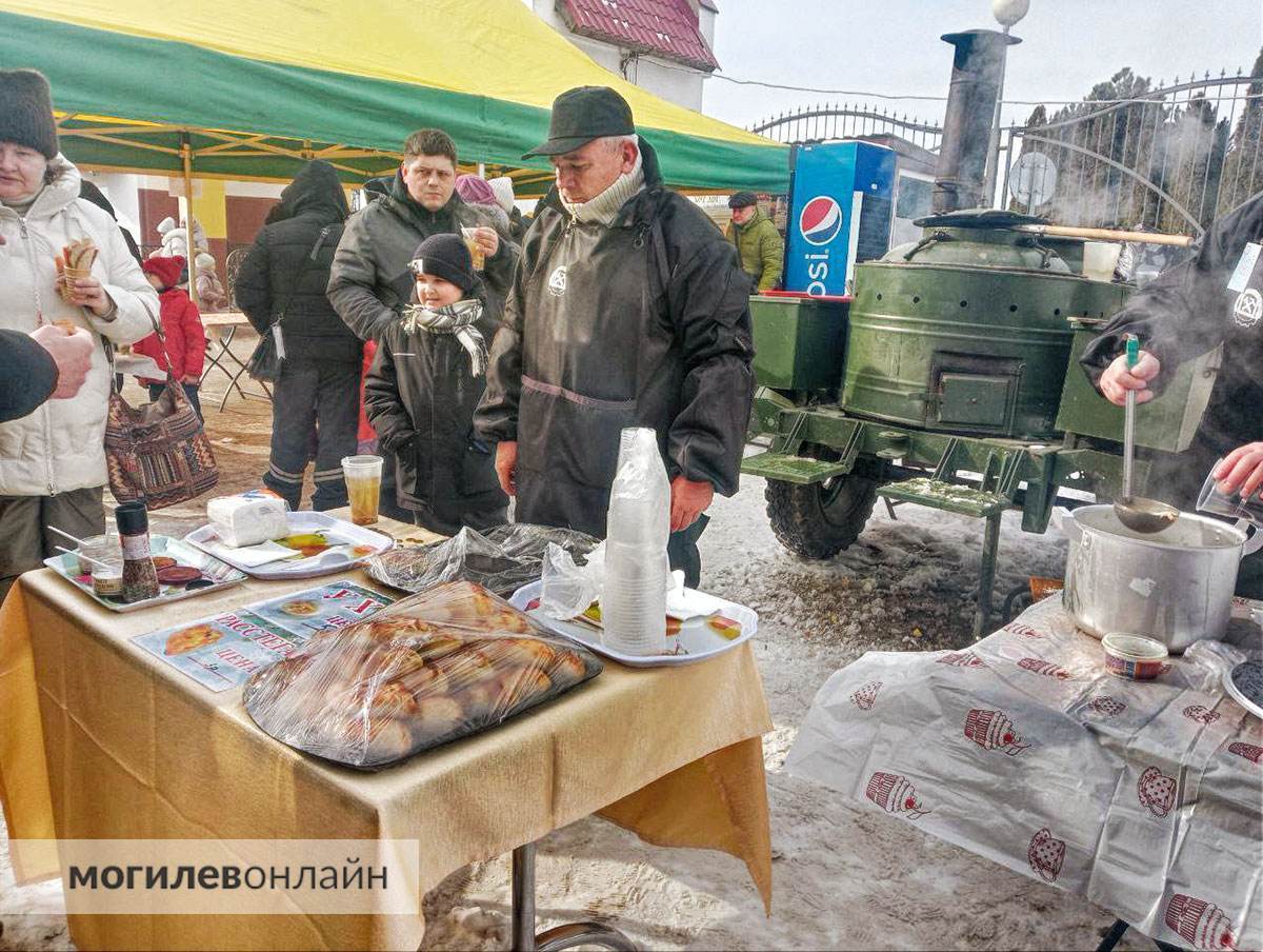 Посмотрите, как гуляют Масленицу в Могилевском зоосаде