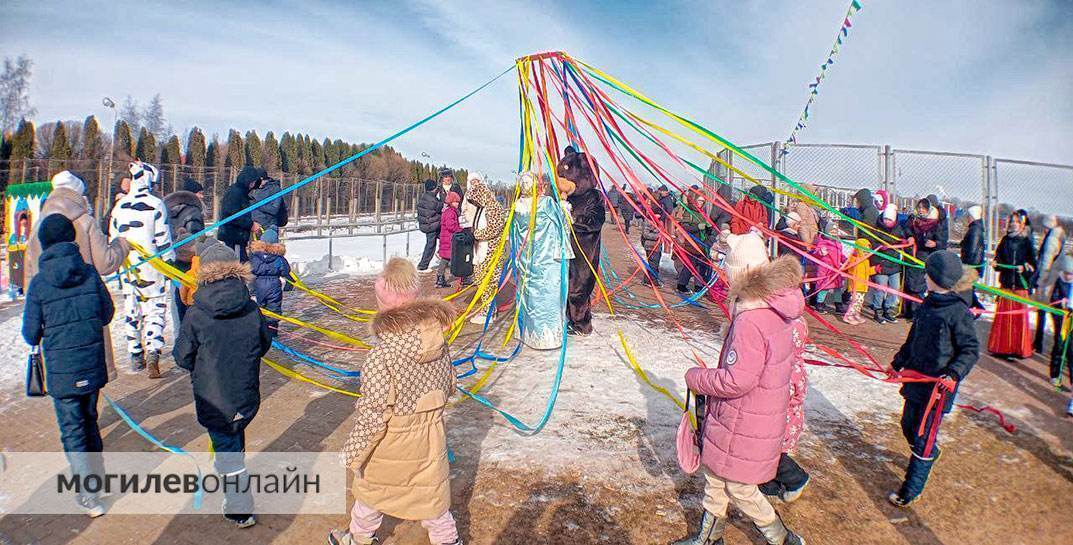 Посмотрите, как гуляют Масленицу в Могилевском зоосаде