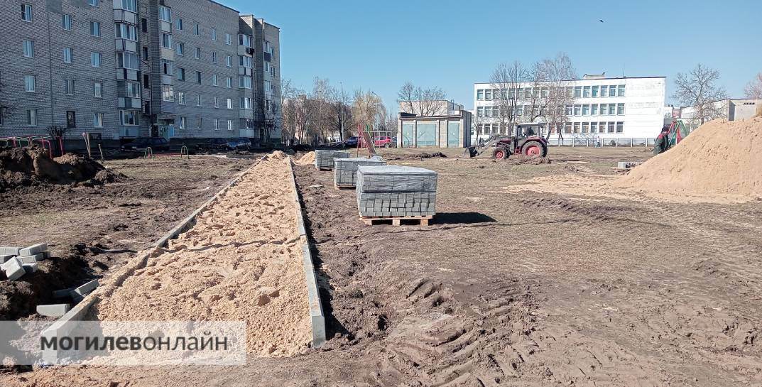 В Могилеве на улице Симонова начали строить одну из самых больших детских площадок города