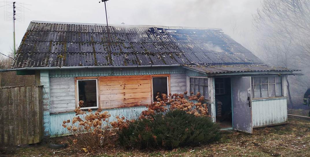 Выбирались через окно: многодетная семья спаслась при пожаре в Костюковичском районе