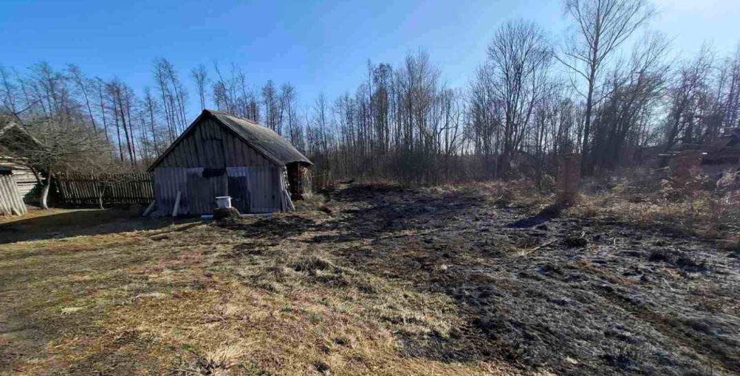 В Краснопольском районе возле дома пенсионера загорелась трава — мужчина пытался потушить огонь и загорелся сам