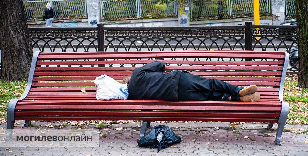 В Могилеве 42-летний мужчина пытался задушить своего отчима из-за того, что тот… попросил бросить пить и найти работу
