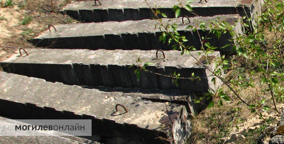 В Бобруйске мужчина упал на металлическое ограждение и распорол себе бедро