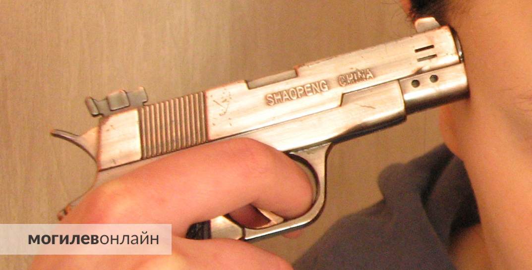 Детские фантазии или реальный «дядя с ножом»? В Бобруйске пьяный мужчина в упор стрелял из пневмата в соседа по общежитию, потому что «хотел защитить девочек»