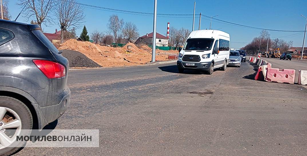 На пересечении проспекта Мира и улицы Королева в Могилеве машины теперь едут по кольцу